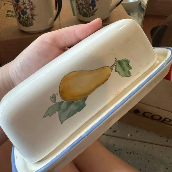 Pfaltzgraff Ceramic Butter Dish with Green Pea Pod Design - Picture 3 of 6